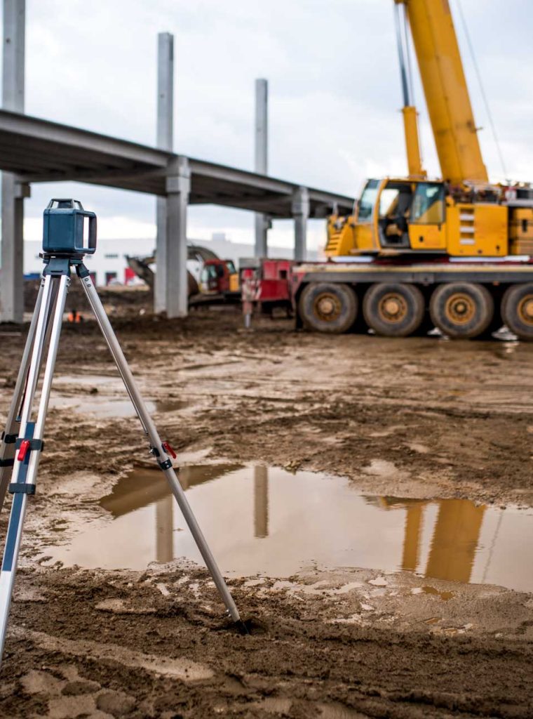 terreno con agua y maquinarias