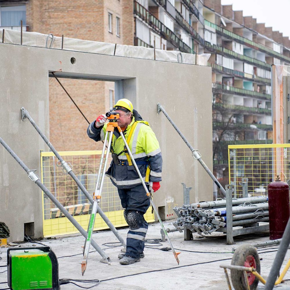 topógrafo en obra tomando medidas