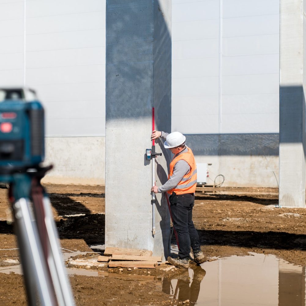 midiendo columna en terreno con agua